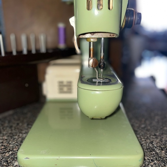 Bernina Sewing Machine 121 Green Excellent Working & Well Maintained W/ Extras - Picture 6 of 12